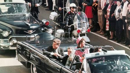 El ex presidente John F. Kennedy, la primera dama Jacqueline Kennedy, el ex gobernador de Texas, John Connally, y su esposa son fotografiados sobre el carro presidencial momentos antes de ser asesinado en Dallas.