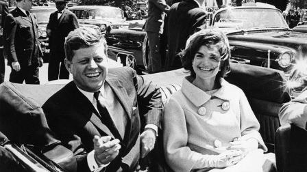 El ex presidente estadunidense, John F. Kennedy, y la primera dama, Jackie Kennedy, se sientan en el auto presidencial frente a la Casa Blair durante la ceremonia de recepción del presidente de Túnez, Habib Bourguiba.