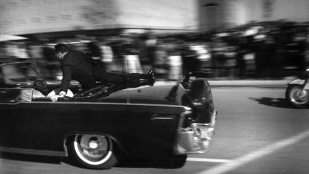 El automóvil presidencial lleva el cuerpo herido del presidente John F. Kennedy hacia un hospital segundos después de ser tiroteado en Dallas.