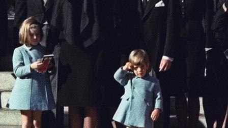 John F. Kennedy Jr., de tres años, saluda el ataúd de su padre en Washington, tres días después de su asesinato en Dallas. La viuda, Jacqueline Kennedy, en el centro, y su hija Caroline son acompañadas por el hermano del ex mandatario Edward Kennedy y el Fiscal General Robert Kennedy.