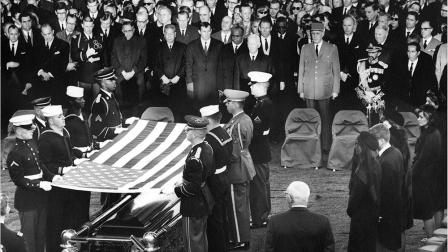 La milicia estadunidense atienden el entierro del ex presidente Kennedy en el Cementerio Nacional Arlington.