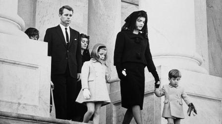 La familia del ex presidente Kennedy, incluyendo a su hermano Robert, su hermana Patricia, su hija Caroline, su hijo John Jr. y su esposa Jacqueline; salen del funeral del mandatario asesinado, en la capital de Estados Unidos.