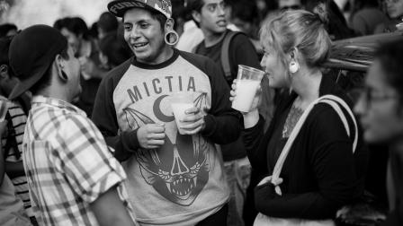 Tan activa es la bebida que cuando a la semilla se le incorpora nueva agua miel empieza el proceso de ebullición, produce una espuma y su color se convierte más blanco.