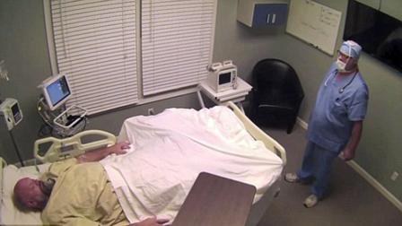 En una oficina montaron la escenografía de un hospital, y un equipo de actores se hicieron pasar por médicos, lo cual convenció al amigo que había estado en coma durante 10 años.