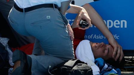 Y se dejó caer sobre la baranda junto a la cancha (AP)