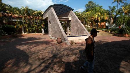 Las imágenes muestran una vivienda en la que es escaso el mantenimiento, con una alberca rodeada de palmeras y amplias habitaciones con muebles antiguos. Foto Cuartoscuro