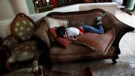 Las imágenes muestran una vivienda en la que es escaso el mantenimiento, con una alberca rodeada de palmeras y amplias habitaciones con muebles antiguos. Foto Cuartoscuro