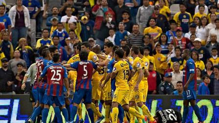 Por esta acción, Mauricio Romero vio la tarjeta roja y Luis Venegas la amarilla (Mexsport)