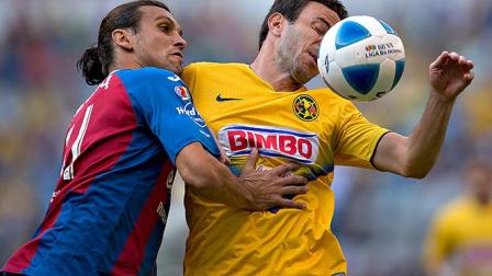 Y Luis Gabriel Rey se salvó de ser expulsado por darle un codazo al jugador del Atlante (Mexsport)