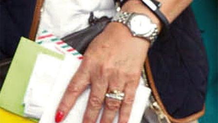También usa la pulsera la secretaria de Desarrollo Social, Rosario Robles, quien ayer participó en la gira en Michoacán. Foto especial.