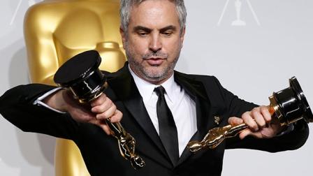 Alfonso Cuarón se sirve un Oscar doble y en las rocas con 'Gravity'. (Reuters)