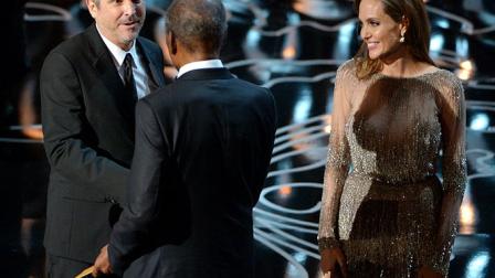 Sidney Poitier y Angelina Jolie premia a Cuarón. (AP)
