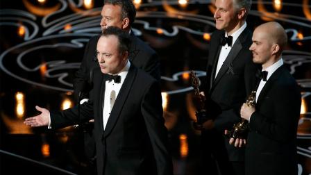 Tim Webber, Chris Lawrence, Dave Shirk y Neil Corbould reciben la primera estatuilla por Mejores Efectos Visuales por la cinta Gravity del director Alfonso Cuarón. (Reuters)
