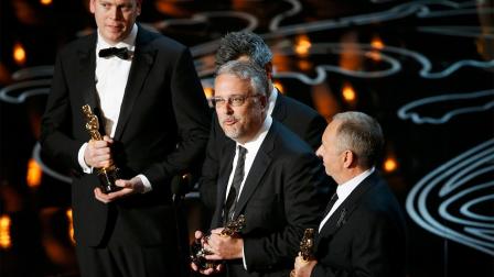 Skip Lievsaym, Christopher Benstead, Chris Munro y Niv Adiri reciben el Oscar por Mejor Mezcla de Sonido por la cinta 'Gravity'. (Reuters)