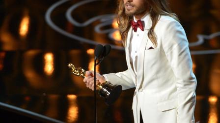 Jared Leto se lleva el Oscar como Mejor Actor de Reparto por su actuación en 'Dallas Buyers Club'. (AP)