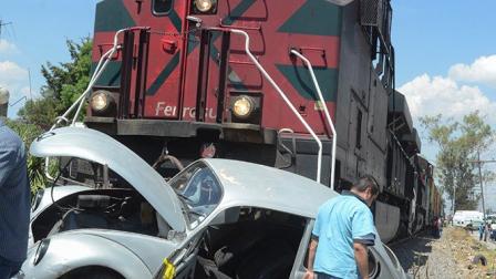 Muere un hombre al intentar ganarle paso al tren en Ecatepec