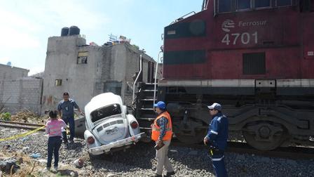 Muere un hombre al intentar ganarle paso al tren en Ecatepec