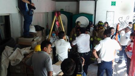 Tres sujetos perdieron el conocimiento al exponerse de manera prolongada con un químico al interior de una cisterna en la Zona Rosa.