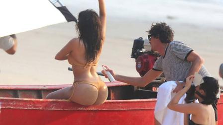 Posiblemente sea producto de 'supuestas' cirugías o quizá de sesiones de gimnasio, pero la pareja del rapero Kanye West lució como en sus mejores años de soltera, con un bikini beige que resaltaba su recuperada curvilínea figura, tras el nacimiento de su hija North West, el pasado 15 de junio. (Especial)