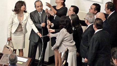 En el muro de honor de la ALDF ya están inscritos en letras de oro los nombres de tres autores mexicanos cuyos centenarios de nacimiento se conmemora en 2014: Octavio Paz, Efraín Huerta y José Revueltas. La ceremonia se atrasó hora y media y los discursos no rebasaron el lugar común.