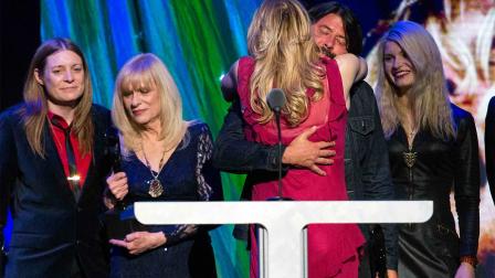 Courtney Love felicita al baterista Dave Grohl de Nirvana después de que la banda fuera unida al Salón de la Fama del Rock and Roll. (Reuters)