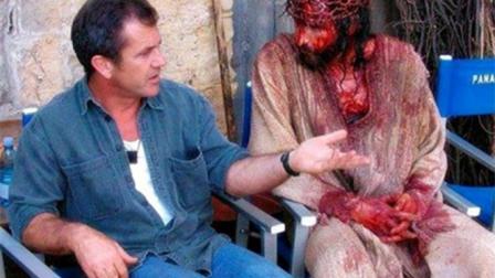 El director Mel Gibson con el protagonsita Jim Caviezel en un receso en la filmación de 'La Pasión de Cristo'. (Especial)