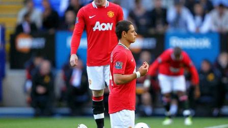 Después de trasladarse a otro continente, 'Chicharito' fue fiel a su fe (Mexsport)