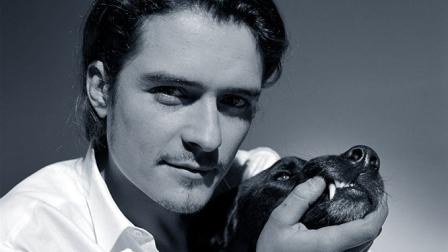 La ex mujer del británico Orlando Bloom, la modelo australiana Miranda Kerr, afirmó que éste tenía el hábito de usar la misma ropa durante más de una semana y además dormía con su perro. (Especial)