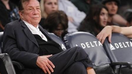 "Puedes acostarte con ellos, puedes traerlos, puedes hacer lo que quieras. Lo mínimo que te pido es que no lo promuevas", dice Sterling a su novia. FOTO: AP