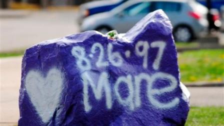 Los jóvenes de la escuela pintaron una roca de color morado y pusieron en ella el nombre de la joven fallecida. FOTO: AP