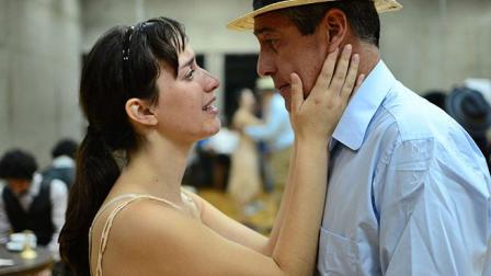 Rodolfo Arias y Yael Albores protagonizan 'El juego de Yalta', la cual se presenta en el Teatro El Milagro. 