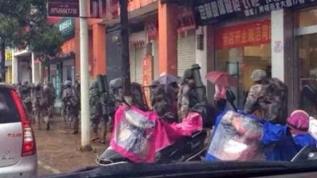 En redes sociales chinas se documentó el traslado de tropas rumbo a la frontera con Vietnam. FOTO: Sina Weibo 