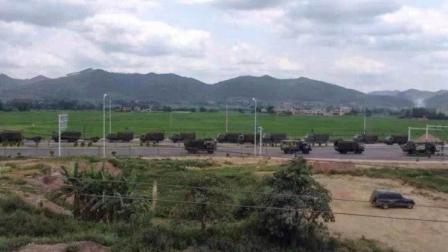 En redes sociales chinas se documentó el traslado de tropas rumbo a la frontera con Vietnam. FOTO: Sina Weibo 