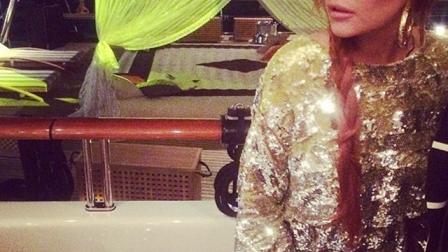 La actriz participó de la fiesta de Participant Media en el lujoso yate Oasis portando un vestido dorado de lentejuelas. (Instagram)