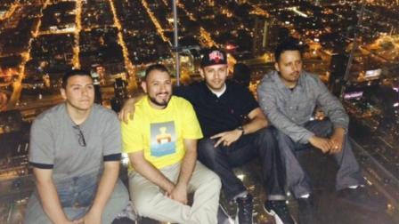 Alejandro Garibay, su hermano y dos primos se encontraban sobre uno de los balcones, cuando escucharon que el vidrio se quebraba. FOTO: Especial