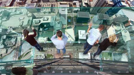 Los balcones de vidrio se localizan a unos 412 metros del suelo dentro del llamado Skydeck, el mirador que es visitado por 1.3 millones de turistas cada año. FOTO: Especial