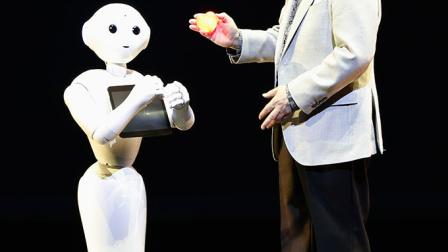  La empresa Softbank entra el negocio de la robótica con un androide que susurra, gesticula y se mueve con unas ruedas. Foto: Reuters
