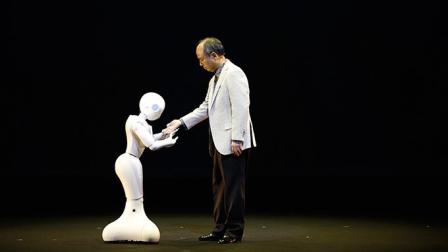 Pepper fue programado para leer las emociones de las personas que lo rodean y reconocer expresiones y tonos de voz. Foto: Reuters