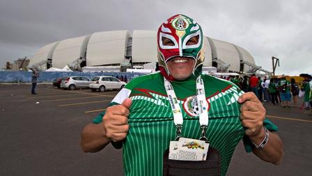 Las tradicionales máscaras de luchadores mexicanos le ponen colorido al ambiente (Mexsport)