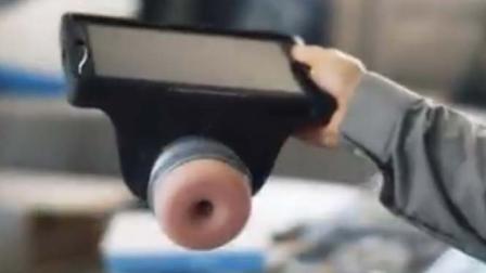 Según la marca, este “gadget” fue creado para que los hombres puedan ver pornografía o tener ciber sexo sin tener que ‘ensuciarse’ las manos.
