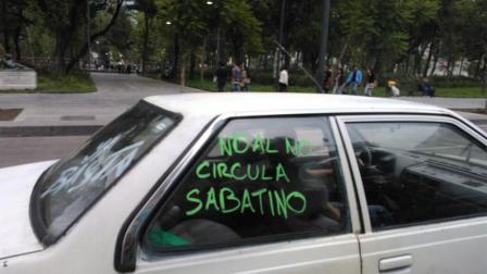 Los quejosos avanzaron por Paseo de la Reforma en dirección al Zócalo. Foto: @acertiju