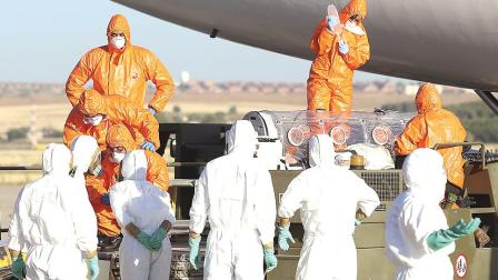 Un avión del ejército español trasladó al sacerdote ibérico Miguel Pajares, de 75 años, infectado con el virus del ébola. Foto: AP