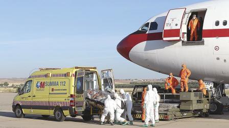 El misionero Miguel Pajares, quien se contagió de ébola en Liberia, fue trasladado ayer a Madrid. En el avión también viajó la monja Juliana Bonoha. Foto: AP
