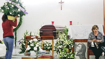 El féretro de la dramaturga, durante su funeral.