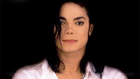 En 1993 revela que sufre de vitiligo, lo que ocasiona la pigmentación de su piel. (Especial)