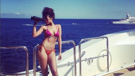 Hace unos días, Rihanna compartió en Twitter imágenes de sus recientes vacaciones por la costa de Sicilia, Italia, en las que presume sus curvas mientras pasea en bikini en un yate