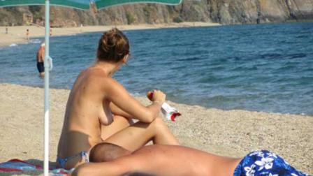 El 'topless' amenaza con desaparecer de las playas de Francia