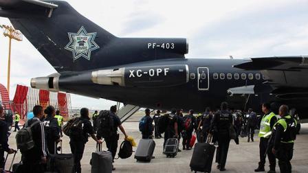 Inicio el puente aéreo en La Paz y Los Cabos a fin de evacuar a los turistas; el secretario de Gobernación llegó para supervisar los daños.