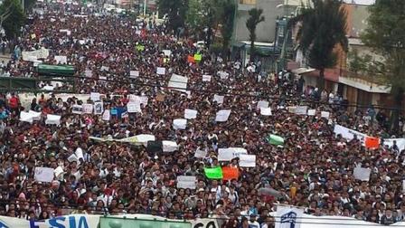 Estudiantes de diversos planteles del IPN marcharon en contra del nuevo reglamento. Foto @CrisIxtapaluca