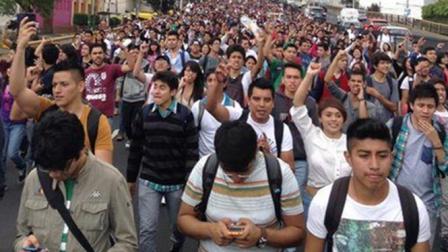 Estudiantes de diversos planteles del IPN marcharon en contra del nuevo reglamento. Foto @CrisIxtapaluca